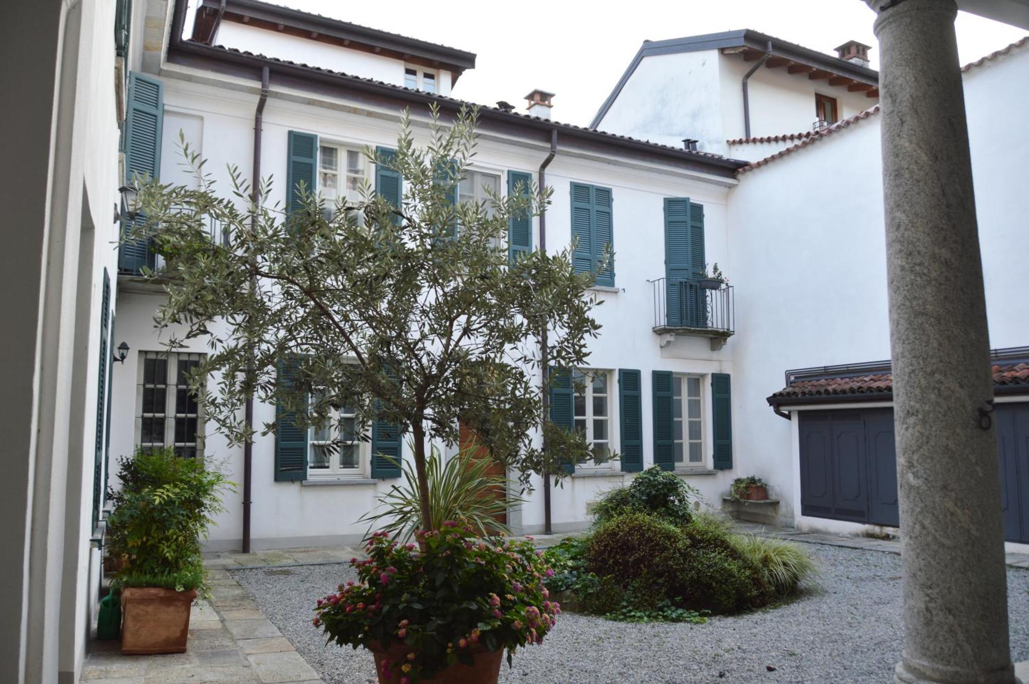 Villa Maghetti - Modernized Flat In Historic Palazzo In The Center Of Luino Buitenkant foto